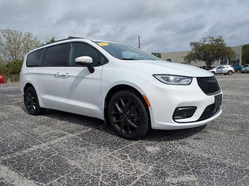 2023 Chrysler Pacifica Touring-L