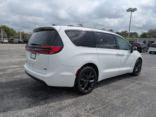 2023 Chrysler Pacifica Touring-L