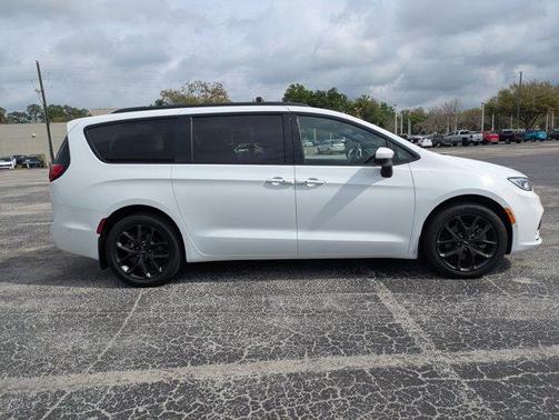 2023 Chrysler Pacifica Touring-L