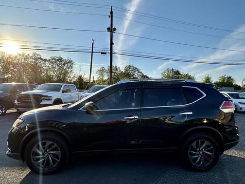Green 2016 Nissan Rogue SL