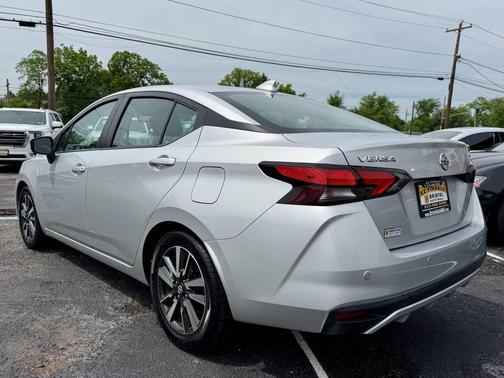 Brilliant Silver Metallic 2021 Nissan Versa 1.6 SV