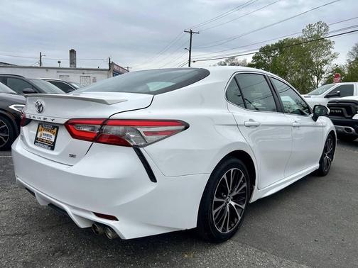 Super White 2018 Toyota Camry SE