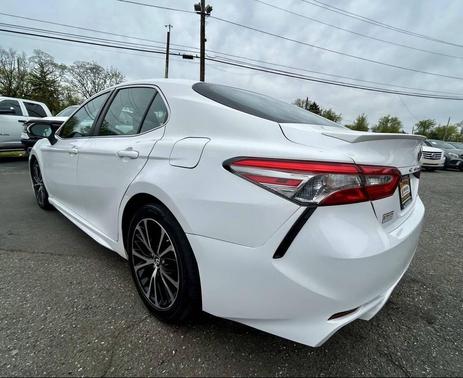 Super White 2018 Toyota Camry SE