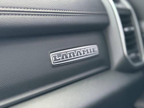 Diamond Black Crystal Pearlcoat 2020 RAM 1500 Laramie