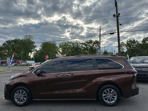 2023 Toyota Sienna XLE 8 Passenger
