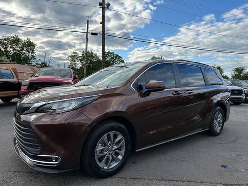 2023 Toyota Sienna XLE 8 Passenger