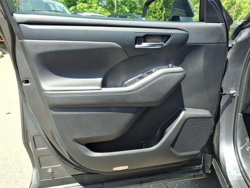 Magnetic Gray Metallic 2023 Toyota Highlander XLE