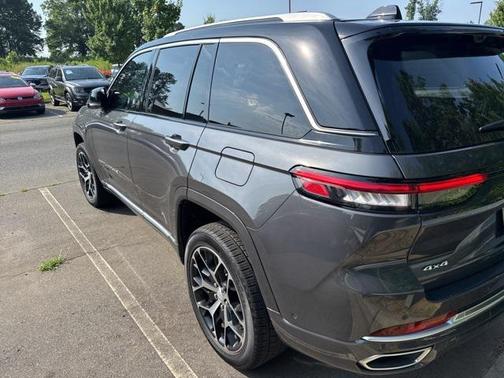 2022 Jeep Grand Cherokee Summit