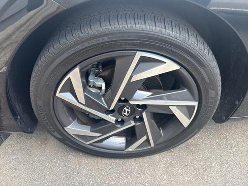 Abyss Black 2025 Hyundai ELANTRA SEL
