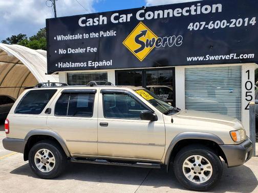 GOLD 2001 Nissan Pathfinder SE