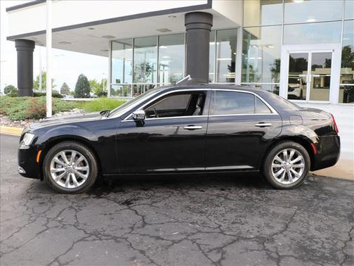 Gloss Black 2018 Chrysler 300 Limited