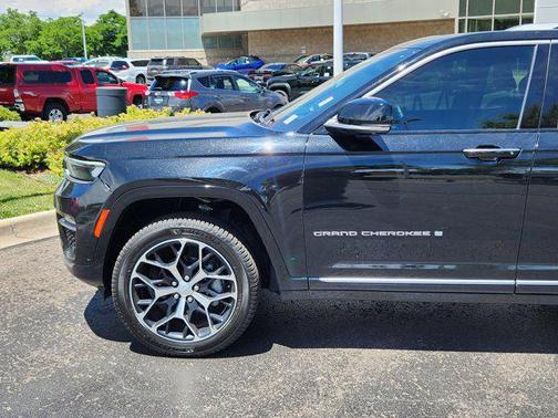 2022 Jeep Grand Cherokee Summit