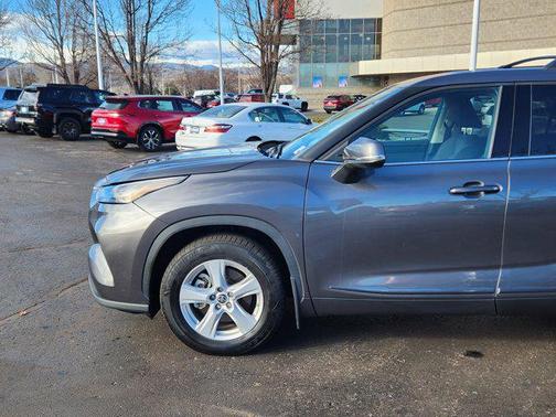 2022 Toyota Highlander LE