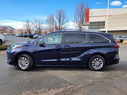 2022 Toyota Sienna LE
