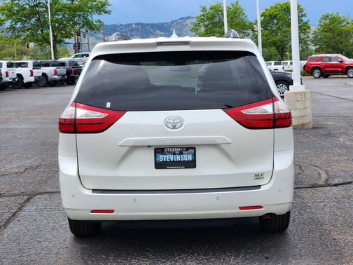Blizzard Pearl 2018 Toyota Sienna XLE
