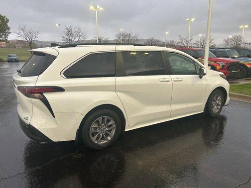 2022 Toyota Sienna LE