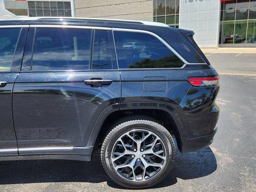 2022 Jeep Grand Cherokee Summit
