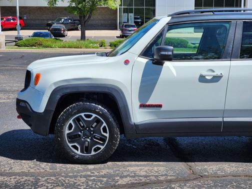 Alpine White 2017 Jeep Renegade Trailhawk
