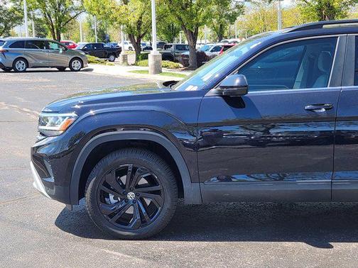 Deep Black Pearl 2023 Volkswagen Atlas 3.6L SE w/Technology