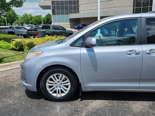 2016 Toyota Sienna XLE