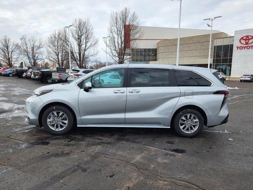 2025 Toyota Sienna LE