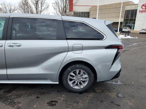 2025 Toyota Sienna LE