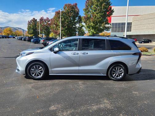 2023 Toyota Sienna LE