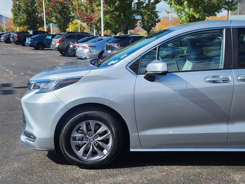 2023 Toyota Sienna LE