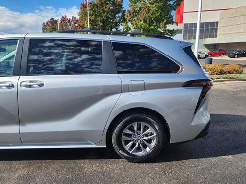 2023 Toyota Sienna LE