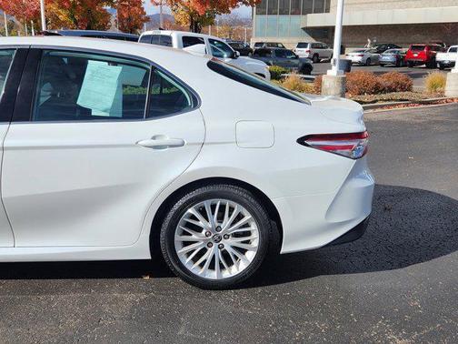 2020 Toyota Camry Hybrid XLE