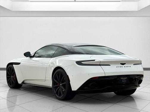 2022 Aston Martin DB11 V8