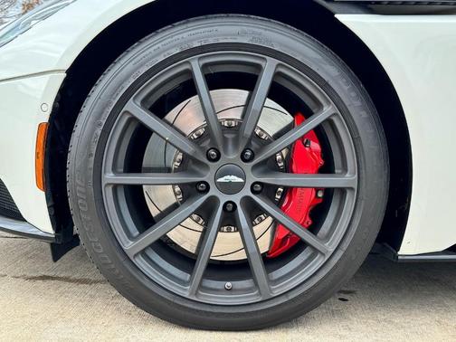 2022 Aston Martin DB11 V8