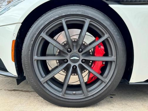 2022 Aston Martin DB11 V8