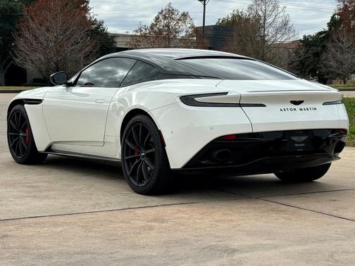 2022 Aston Martin DB11 V8