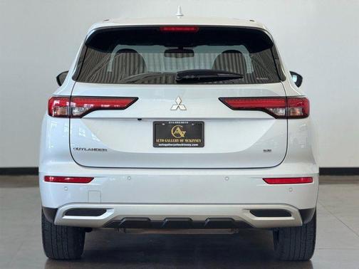 White 2024 Mitsubishi Outlander SE