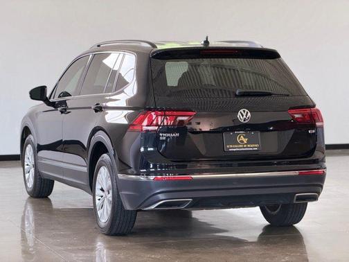 Deep Black Pearl Effect 2018 Volkswagen Tiguan 2.0T SE