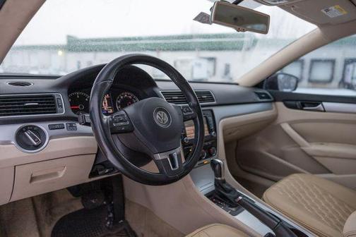 2013 Volkswagen Passat 2.0 TDI SE w/ Sunroof