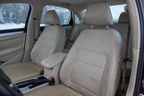 2013 Volkswagen Passat 2.0 TDI SE w/ Sunroof