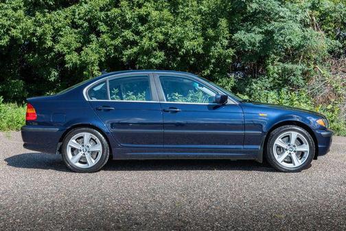 2004 BMW 330 330xi w/ Heated Seats, Cruise Control, Premium PKG