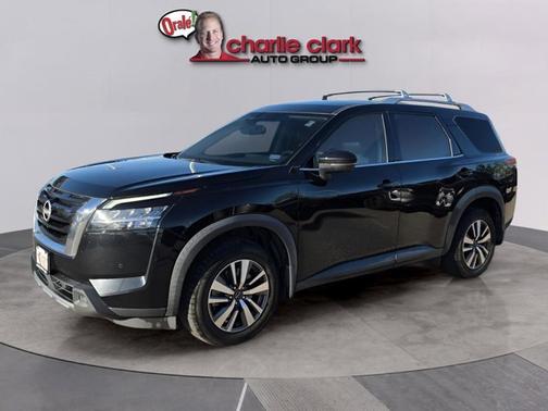 Black 2022 Nissan Pathfinder SL