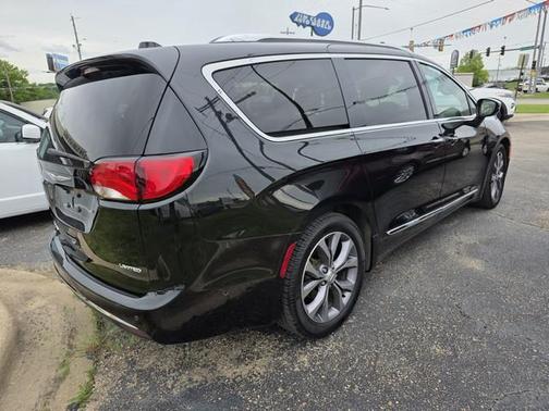 Black Crystal Pearl 2019 Chrysler Pacifica Limited