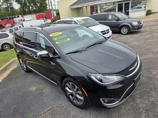 Black Crystal Pearl 2019 Chrysler Pacifica Limited