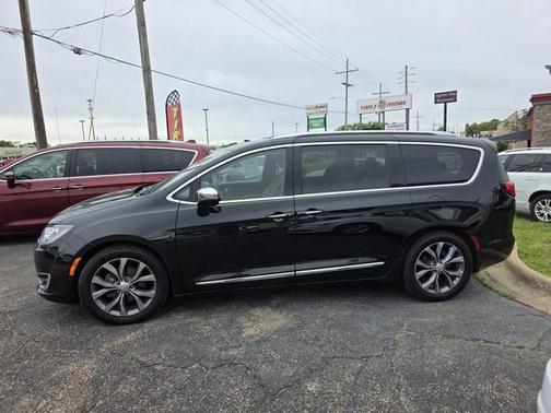 Black Crystal Pearl 2019 Chrysler Pacifica Limited