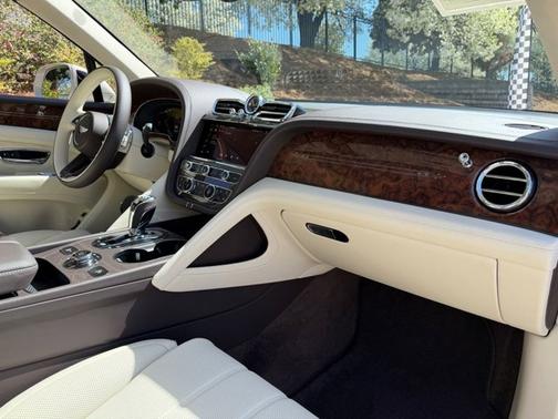 2025 Bentley Bentayga Azure