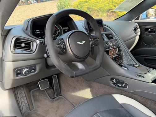 2023 Aston Martin DB11 Volante