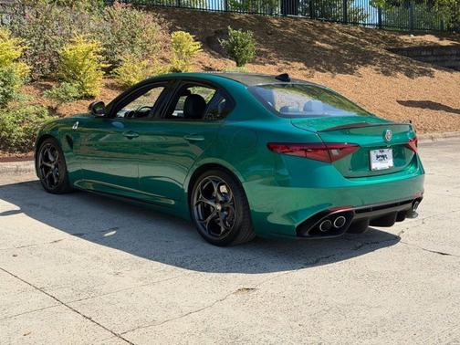 Verde Montreal Tri-Coat 2023 Alfa Romeo Giulia Quadrifoglio