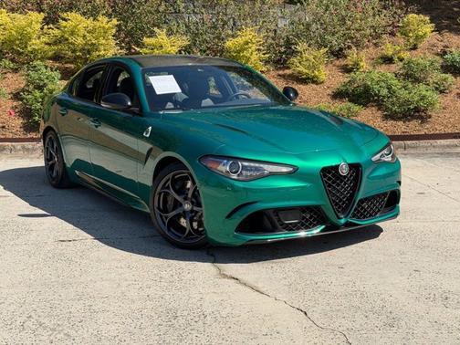 Verde Montreal Tri-Coat 2023 Alfa Romeo Giulia Quadrifoglio