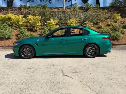 Verde Montreal Tri-Coat 2023 Alfa Romeo Giulia Quadrifoglio