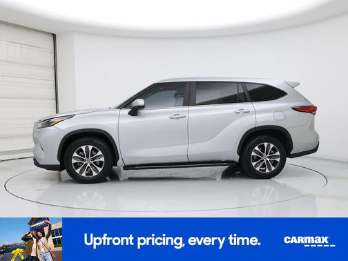 Gray 2023 Toyota Highlander Hybrid XLE