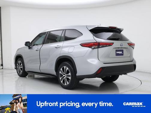 Gray 2023 Toyota Highlander Hybrid XLE